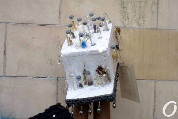 "Сон морфинистки" и "Метаморфозы бытия": у Кирхи выставили арт-елки фото 13