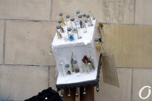 "Сон морфинистки" и "Метаморфозы бытия": у Кирхи выставили арт-елки фото 13