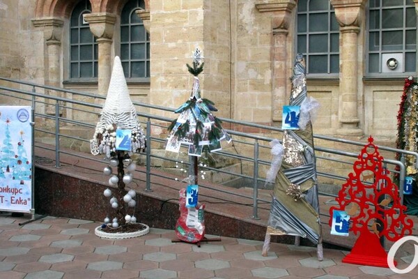 "Сон морфинистки" и "Метаморфозы бытия": у Кирхи выставили арт-елки фото 14