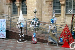 "Сон морфинистки" и "Метаморфозы бытия": у Кирхи выставили арт-елки фото 14