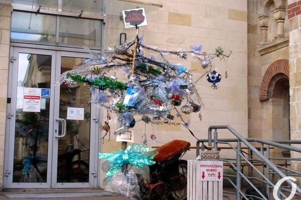 "Сон морфинистки" и "Метаморфозы бытия": у Кирхи выставили арт-елки фото 15