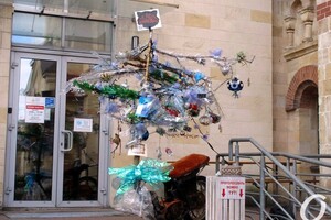 "Сон морфинистки" и "Метаморфозы бытия": у Кирхи выставили арт-елки фото 15