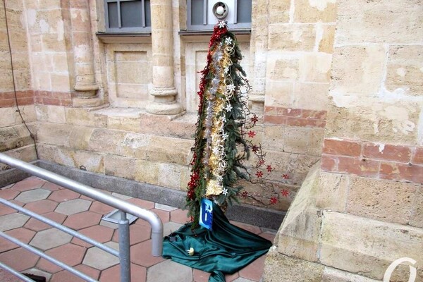 "Сон морфинистки" и "Метаморфозы бытия": у Кирхи выставили арт-елки фото 16