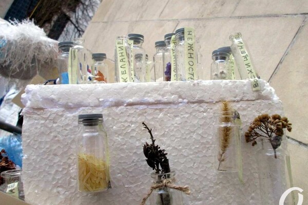 "Сон морфинистки" и "Метаморфозы бытия": у Кирхи выставили арт-елки фото 17