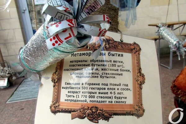 "Сон морфинистки" и "Метаморфозы бытия": у Кирхи выставили арт-елки фото 18