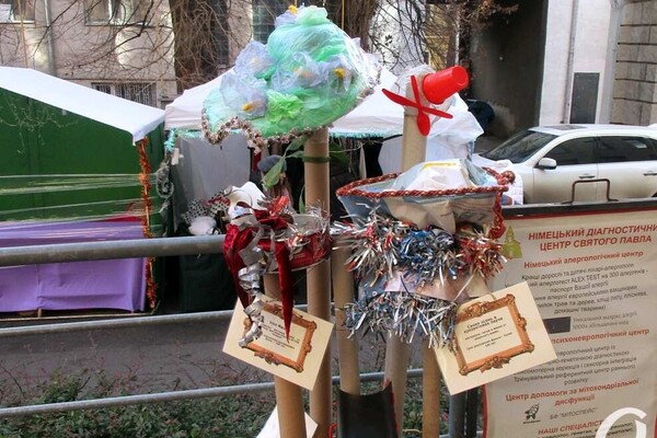 "Сон морфинистки" и "Метаморфозы бытия": у Кирхи выставили арт-елки фото 20