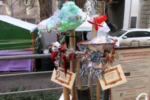 "Сон морфинистки" и "Метаморфозы бытия": у Кирхи выставили арт-елки фото 20