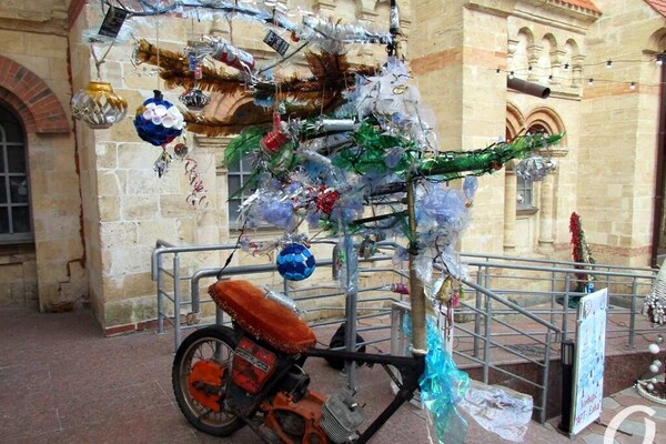 "Сон морфинистки" и "Метаморфозы бытия": у Кирхи выставили арт-елки фото 23