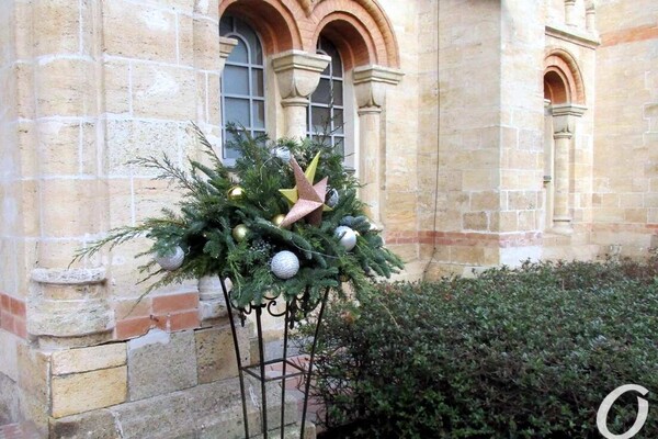 "Сон морфинистки" и "Метаморфозы бытия": у Кирхи выставили арт-елки фото 24