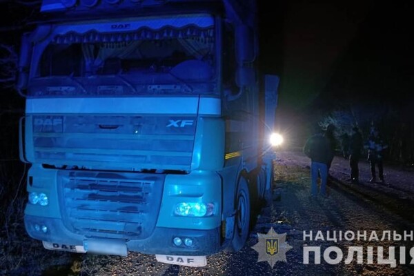 Под Одессой столкнулись три грузовика: погибли два человека фото