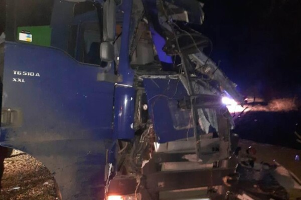 Под Одессой столкнулись три грузовика: погибли два человека фото 1