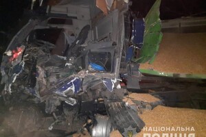 Под Одессой столкнулись три грузовика: погибли два человека фото 2