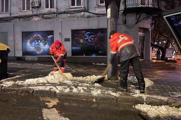 Непогода в Одессе: как в городе борются с гололедицей фото 3