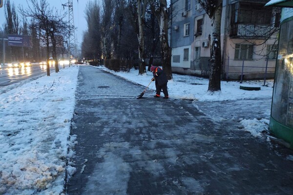 Непогода в Одессе: как в городе борются с гололедицей фото 4