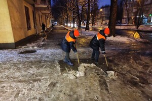 Непогода в Одессе: как в городе борются с гололедицей фото 5