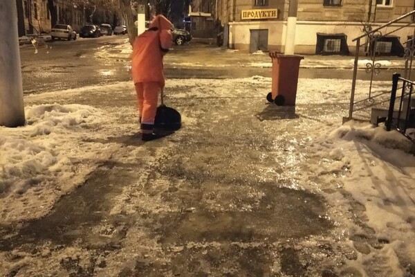 Непогода в Одессе: как в городе борются с гололедицей фото 6