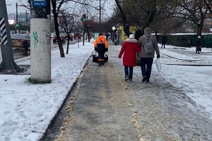 Непогода в Одессе: как в городе борются с гололедицей фото 8