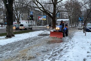 Непогода в Одессе: как в городе борются с гололедицей фото 9