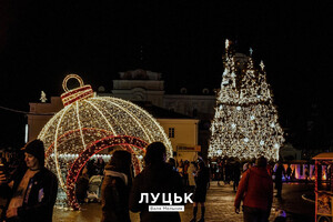 Главную елку Одессы признали одной из самых красивых в Украине фото 3
