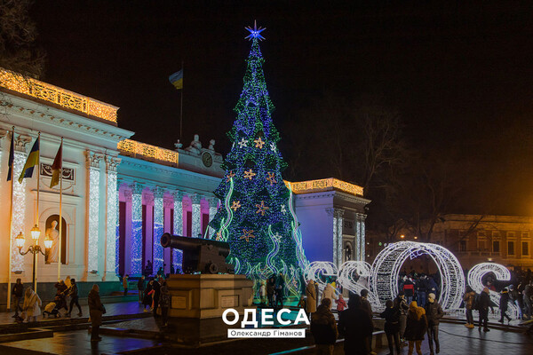 Главную елку Одессы признали одной из самых красивых в Украине фото 6