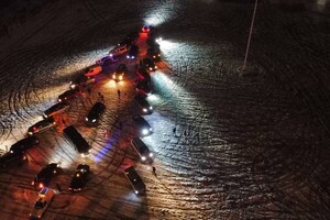 В Одессе водители соорудили елку из машин фото 2