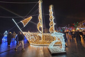 Морские инсталляции и нарядные магазины: праздничная Одесса в фотографиях фото 1