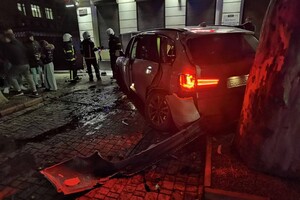 В Одессе BMW столкнулся с двумя автомобилями и снес столбы: есть пострадавшие фото 1
