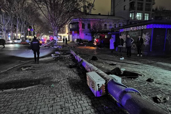 В Одессе BMW столкнулся с двумя автомобилями и снес столбы: есть пострадавшие фото 3