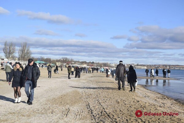 Аншлаг на побережье и в центре города: как одесситы провели 2 января фото 6