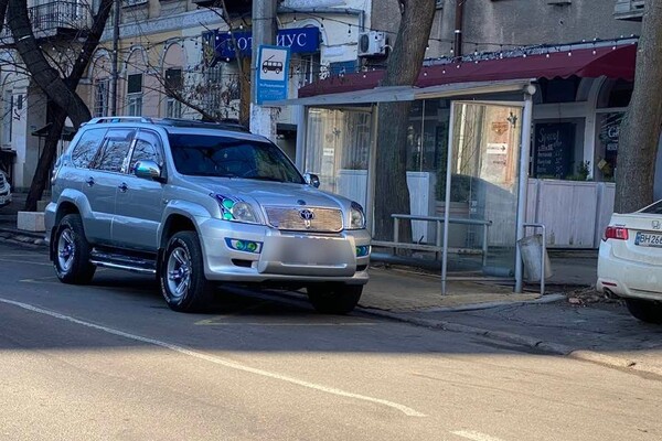 Новый год у автохамов в Одессе: свежая фотоподборка плохой парковки  фото