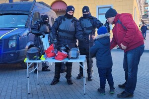 Катают на авто и дают &quot;пьяные очки&quot;: в Одессе отмечают Рождество с полицией фото