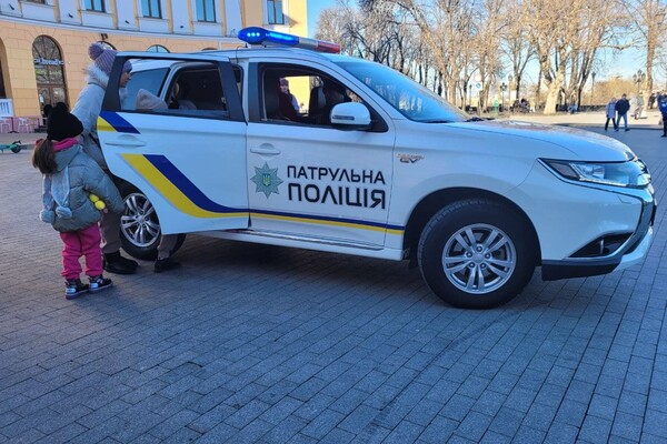 Катают на авто и дают &quot;пьяные очки&quot;: в Одессе отмечают Рождество с полицией фото 1