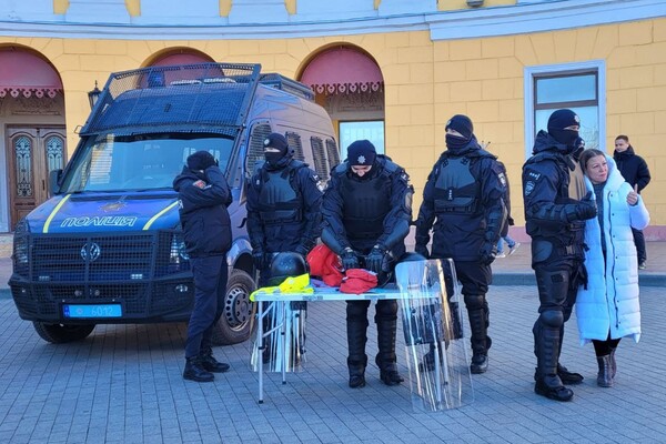 Катают на авто и дают &quot;пьяные очки&quot;: в Одессе отмечают Рождество с полицией фото 2