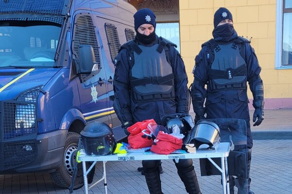 Катают на авто и дают &quot;пьяные очки&quot;: в Одессе отмечают Рождество с полицией фото 3