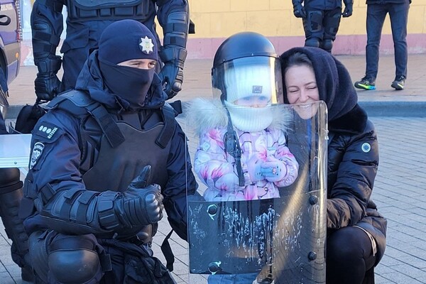 Катают на авто и дают &quot;пьяные очки&quot;: в Одессе отмечают Рождество с полицией фото 5