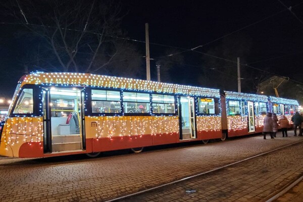 Сотни огней и колядки: как прошел парад рождественского транспорта в Одессе фото