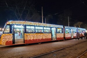 Сотни огней и колядки: как прошел парад рождественского транспорта в Одессе фото
