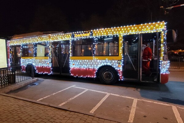Сотни огней и колядки: как прошел парад рождественского транспорта в Одессе фото 2