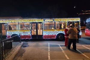 Сотни огней и колядки: как прошел парад рождественского транспорта в Одессе фото 3