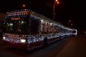 Сотни огней и колядки: как прошел парад рождественского транспорта в Одессе фото 9