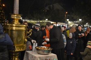 Сотни огней и колядки: как прошел парад рождественского транспорта в Одессе фото 12