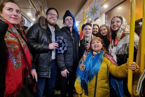 Сотни огней и колядки: как прошел парад рождественского транспорта в Одессе фото 13