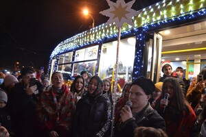 Сотни огней и колядки: как прошел парад рождественского транспорта в Одессе фото 16