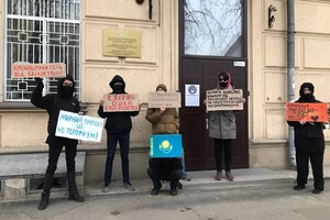 В Одессе митинговали под консульством Казахстана фото 2