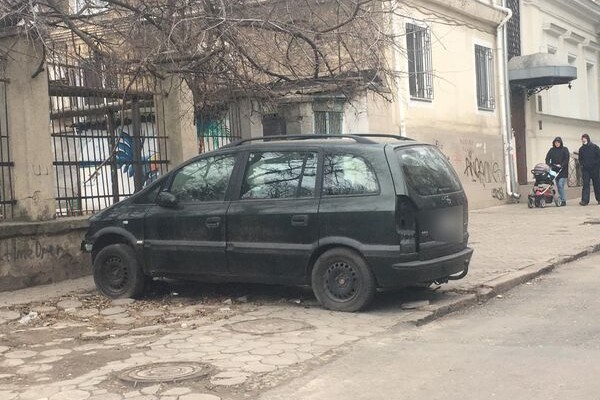 Недоучились: свежая фотоподборка плохой парковки в Одессе фото