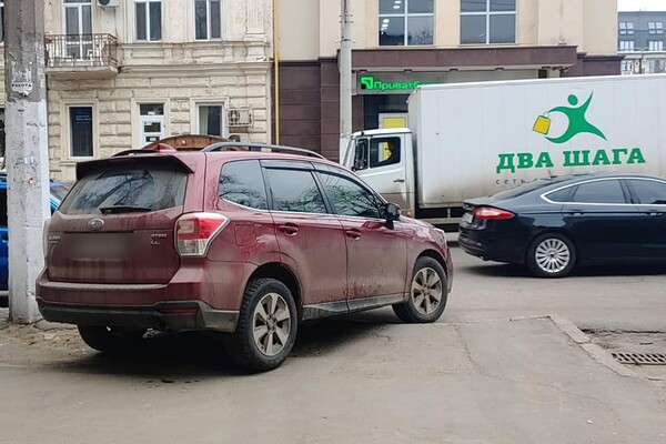 Недоучились: свежая фотоподборка плохой парковки в Одессе фото 4
