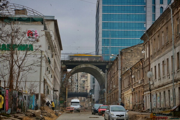 В Одессе бетонируют проезжую часть Деволановского спуска фото 1