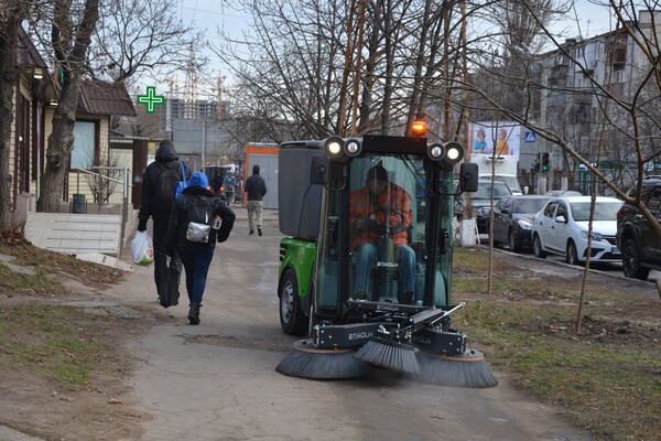 В Одессе перешли на новый формат уборки улиц фото 8