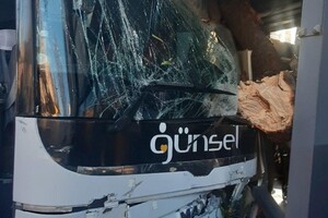 Появилось видео смертельной аварии с рейсовым автобусом на Молдаванке фото 1
