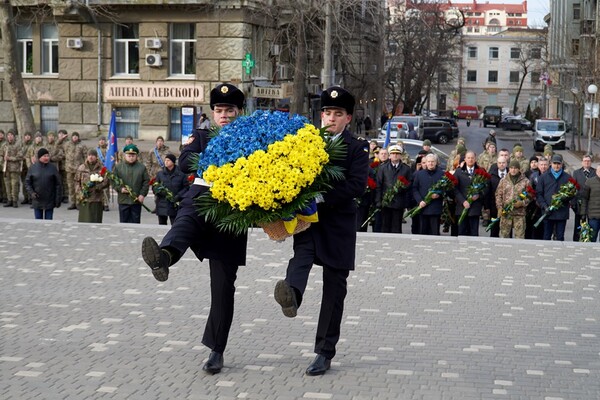 Возложение цветов и &quot;Ланцюг Єднання&quot;: в Одессе празднуют День Соборности фото